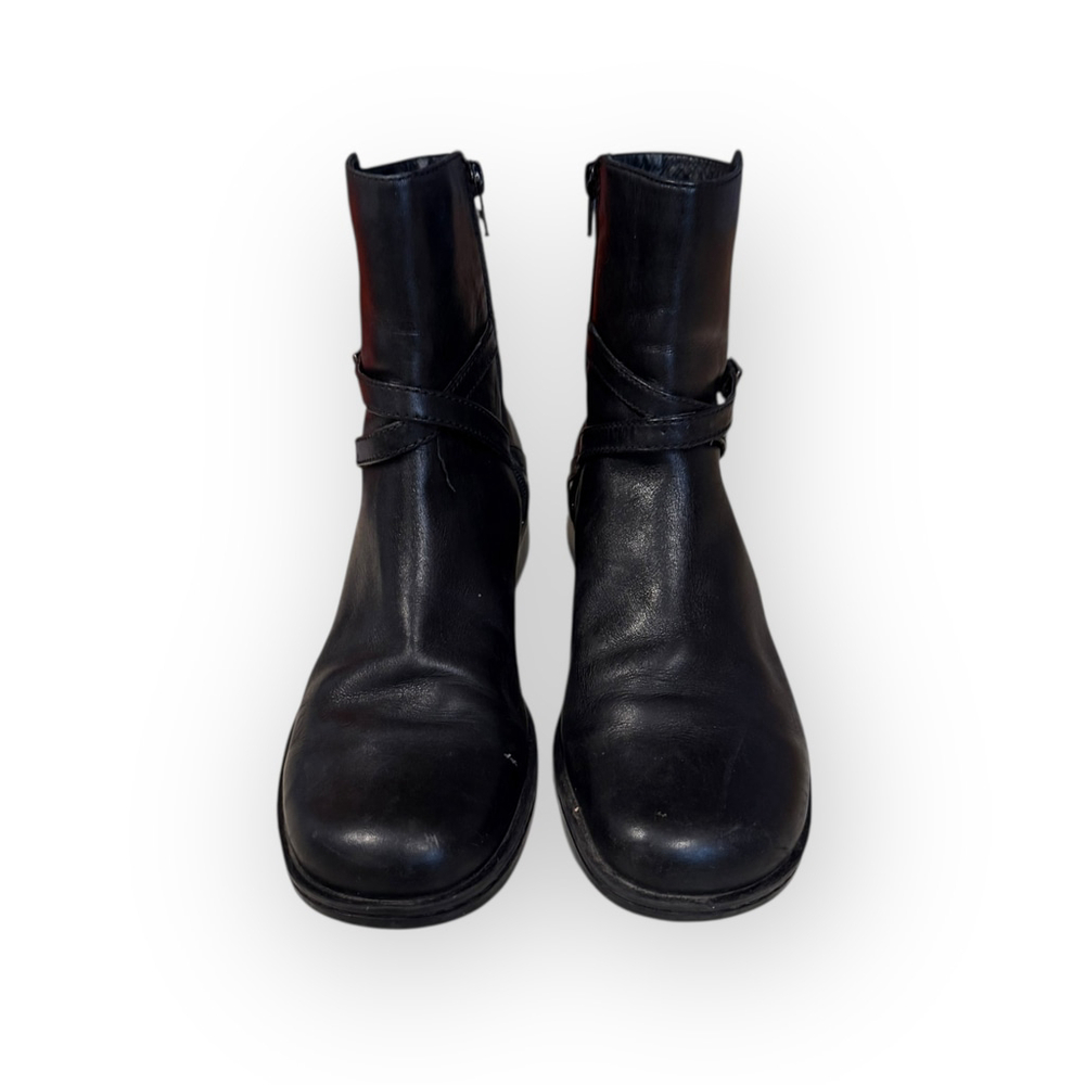 Clarks Women's Black Leather Harness Ankle Boots Silver Buckle Strap Sz 8 - Picture 3 of 8